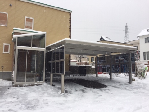 雨・風・雪対策に風除室「セフターⅢ」・カーポート「ジーポートneo」を取付♬　小樽市