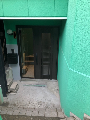 断熱・防音対策に玄関ドアを改修！　小樽市